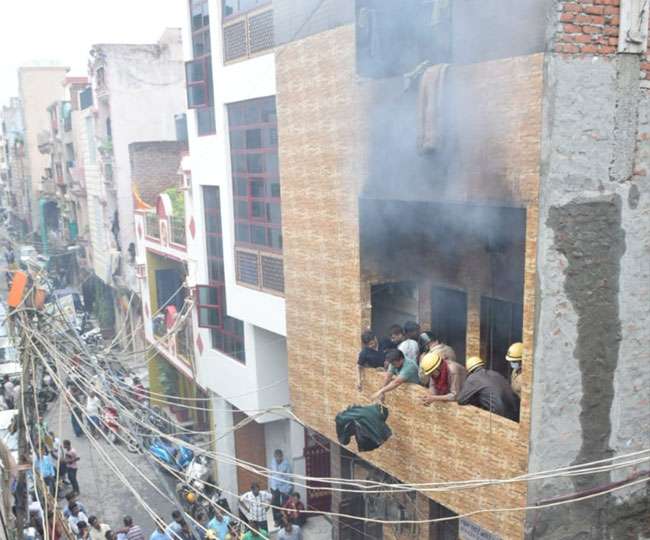 जींस की फैक्ट्री में लगी आग, दीवार तोड़ कर चला राहत-बचाव कार्य